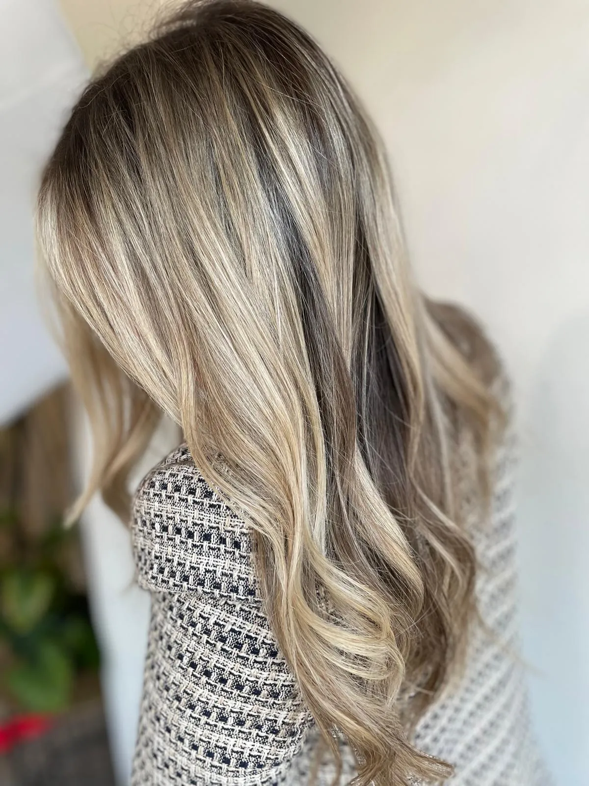 Lange blonde balayage met zachte golven, gemaakt bij Coiffure Farrell