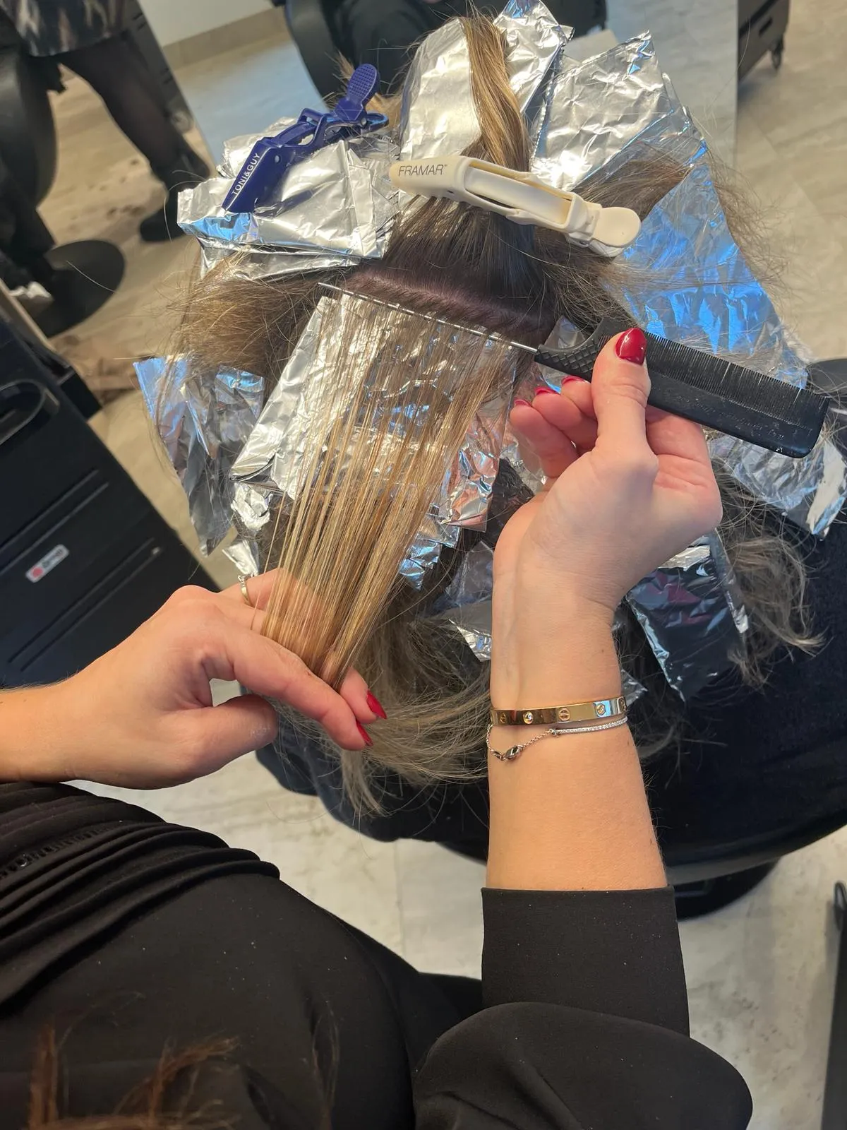 Highlights worden in folie gezet bij een klant in het salon