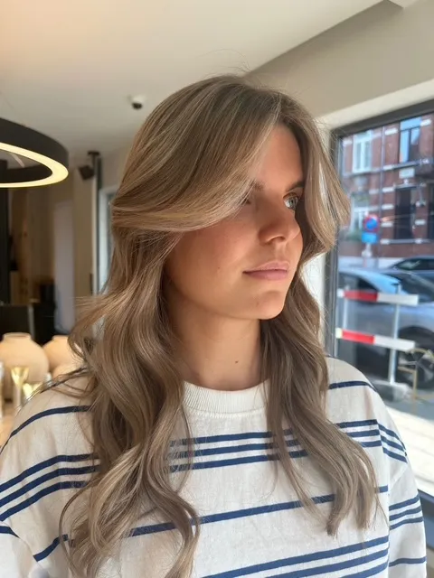 Brunette met grote golven en een frisse coupe